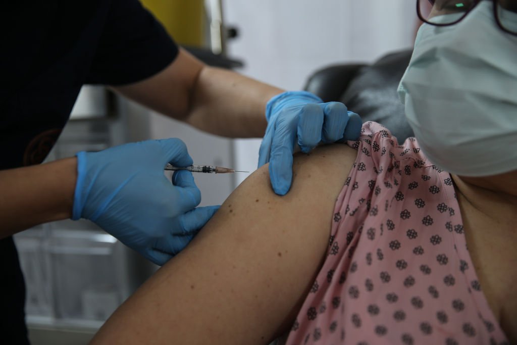 Sanitario inyecta la vacuna en fase 3 contra la COVID-19 a un voluntario, octubre de 2020. | Foto: Getty Images