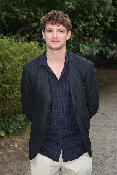 L'acteur Niels Schneider assiste au Photocall "Les choses qu'on dit les choses qu'on fait". |Photo : Getty Images