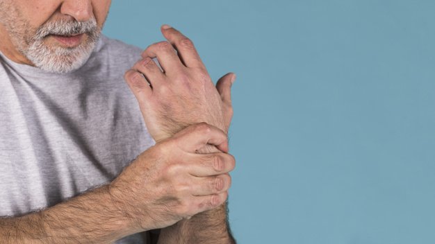 Hombre tocándose la muñeca | Imagen tomada de: Freepik Hombre tocándose la muñeca | Imagen tomada de: Freepik