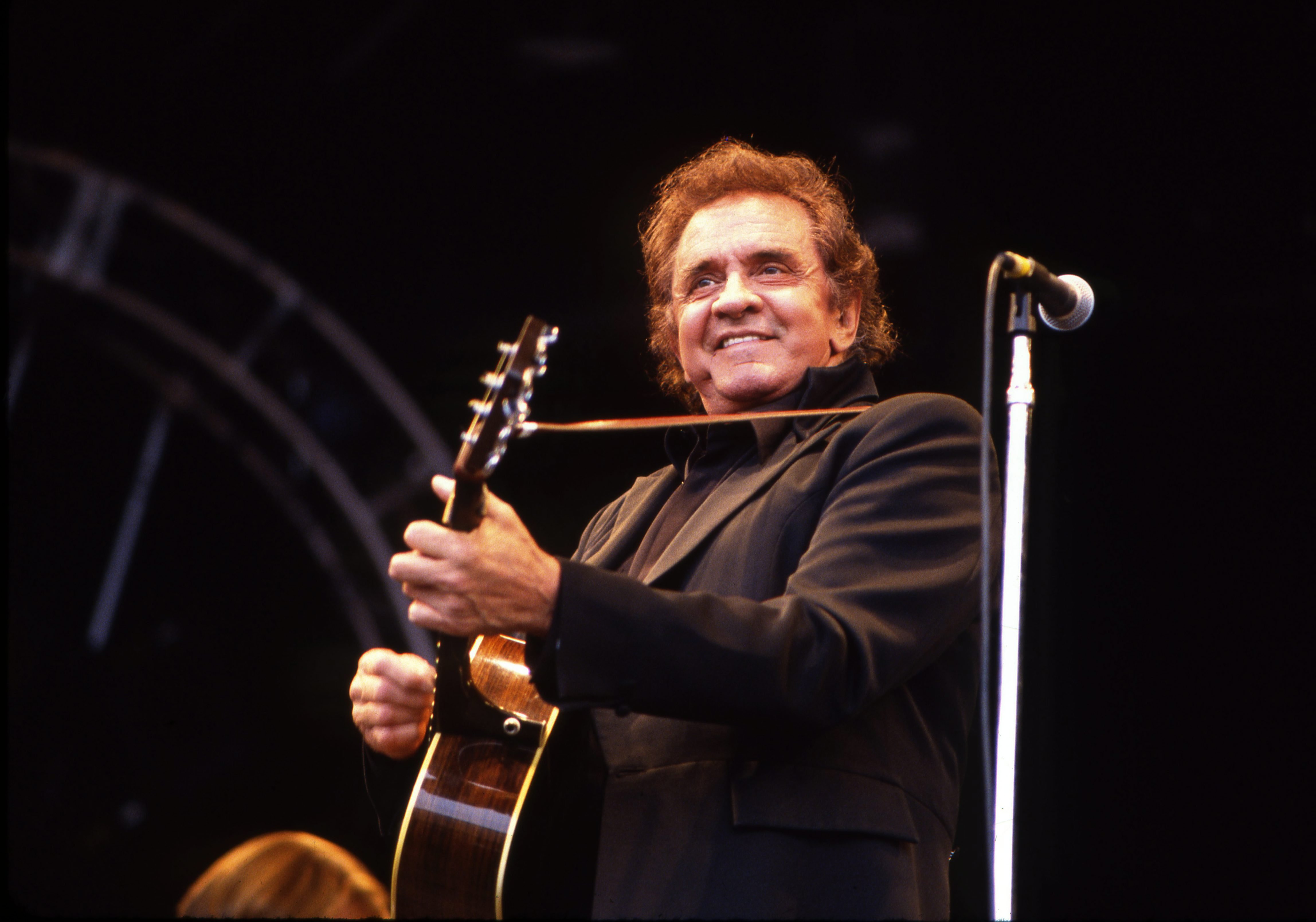 Johnny Cash performs at the Glastonbury Festival in 1994 | Photo: Getty Images