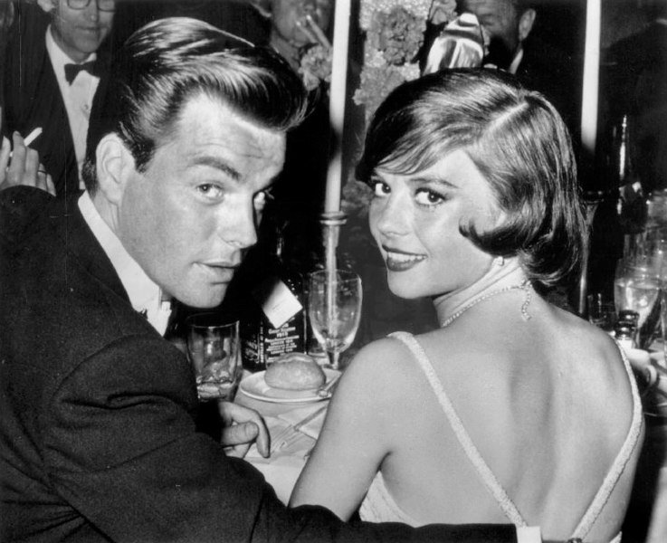 Robert Wagner and Natalie Wood at the Academy Awards dinner in 1960. | Source: Wikimedia Commons