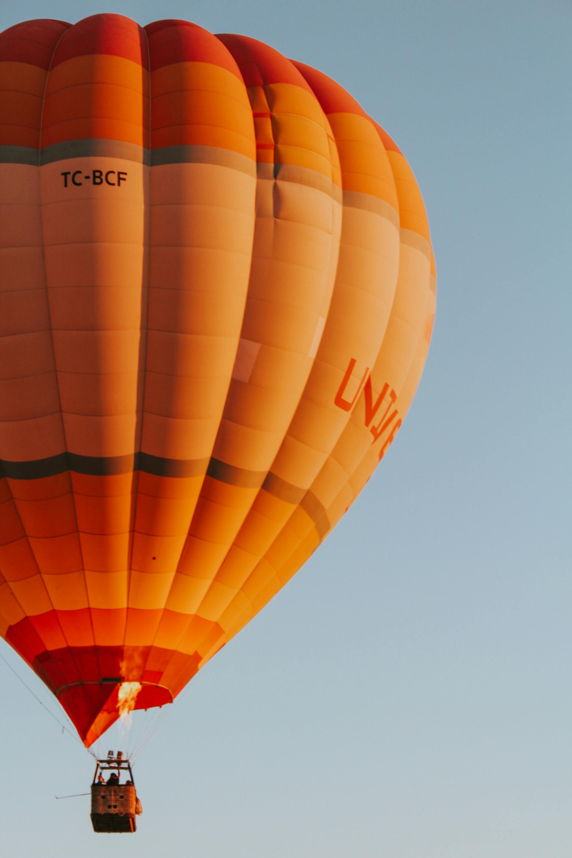 An orange hot air balloon | Source: Pexels