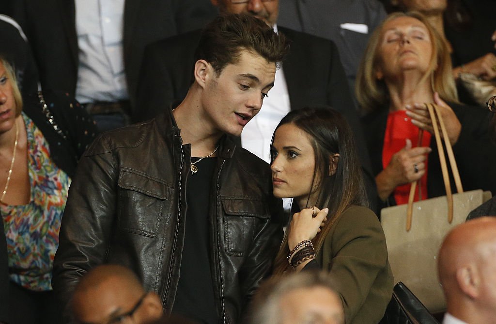 Louis Sarkozy et Capucine Anav assistent à un match de football en 2015. ǀ Source : Getty Images