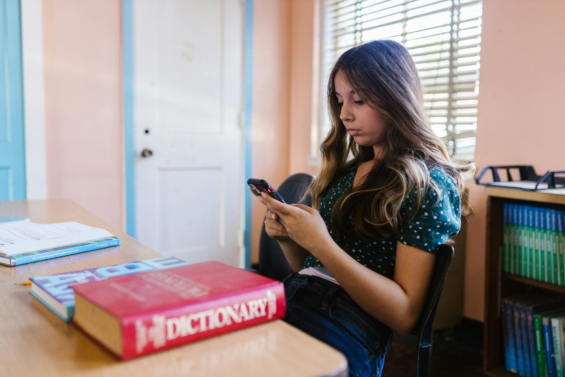 Un adolescente sentado en un salón de clases | Fuente: Pexels