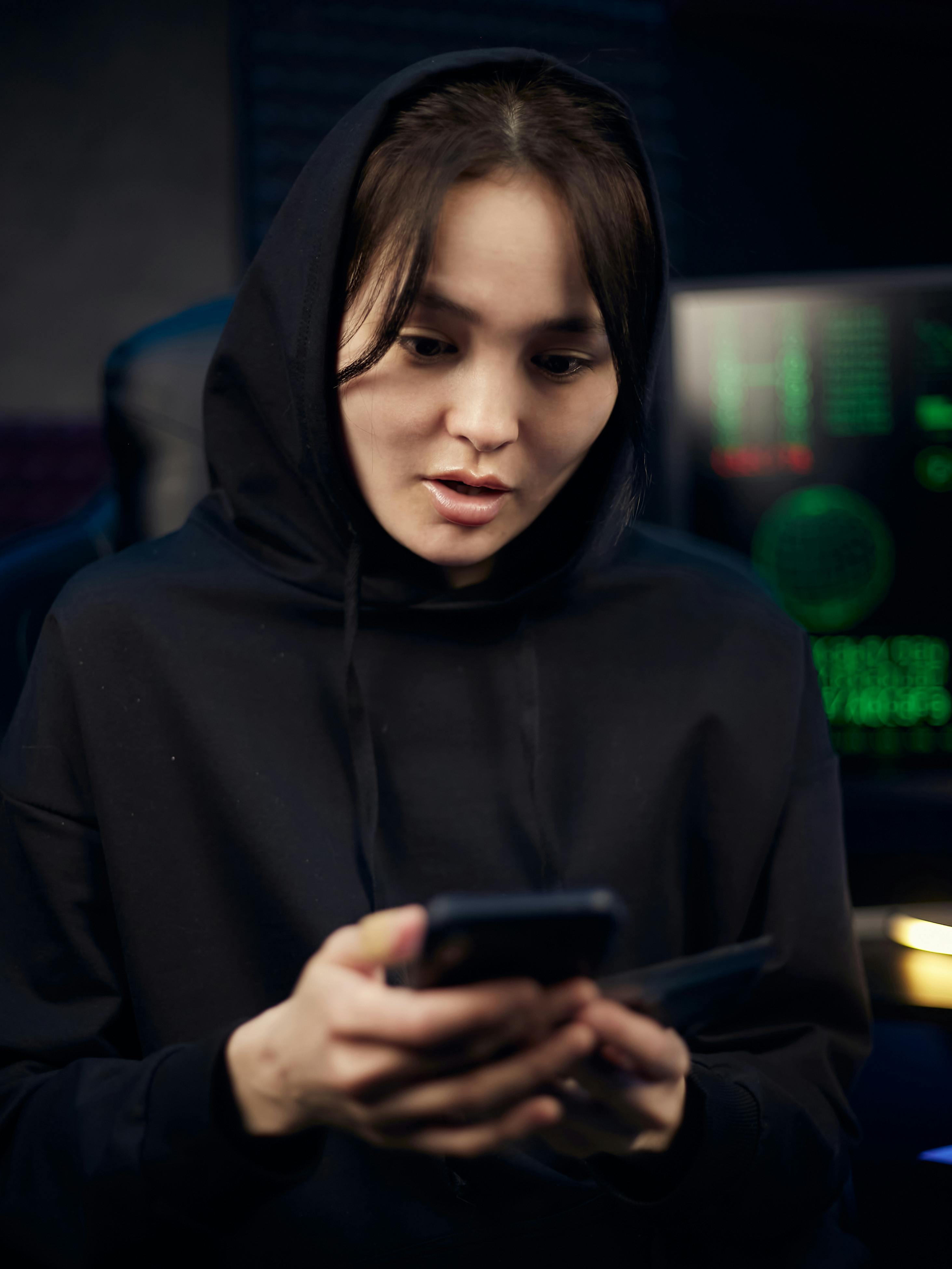 A shocked woman looking at her phone | Source: Pexels