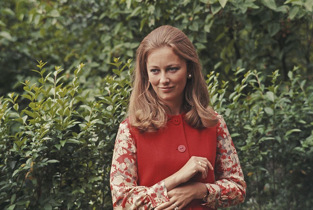 Paola Ruffo di Calabria en un vestido de pino rojo en un jardín de Bélgica el 18 de junio de 1969.| Foto: Getty Images