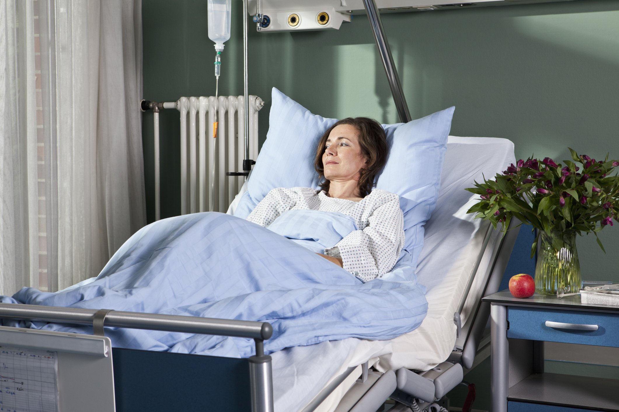 Eine Frau liegt in einem Krankenhausbett. I Quelle: Getty Images
