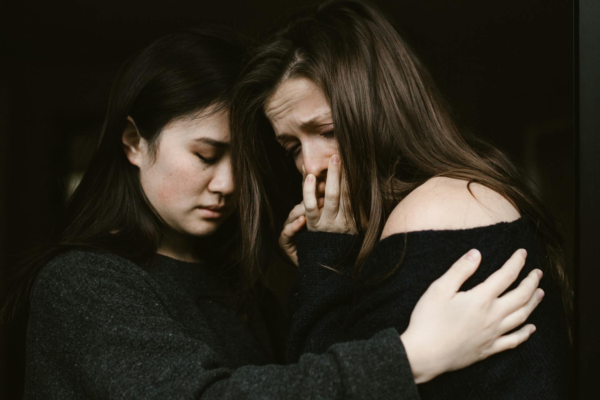 Two women hugging | Source: Pexels