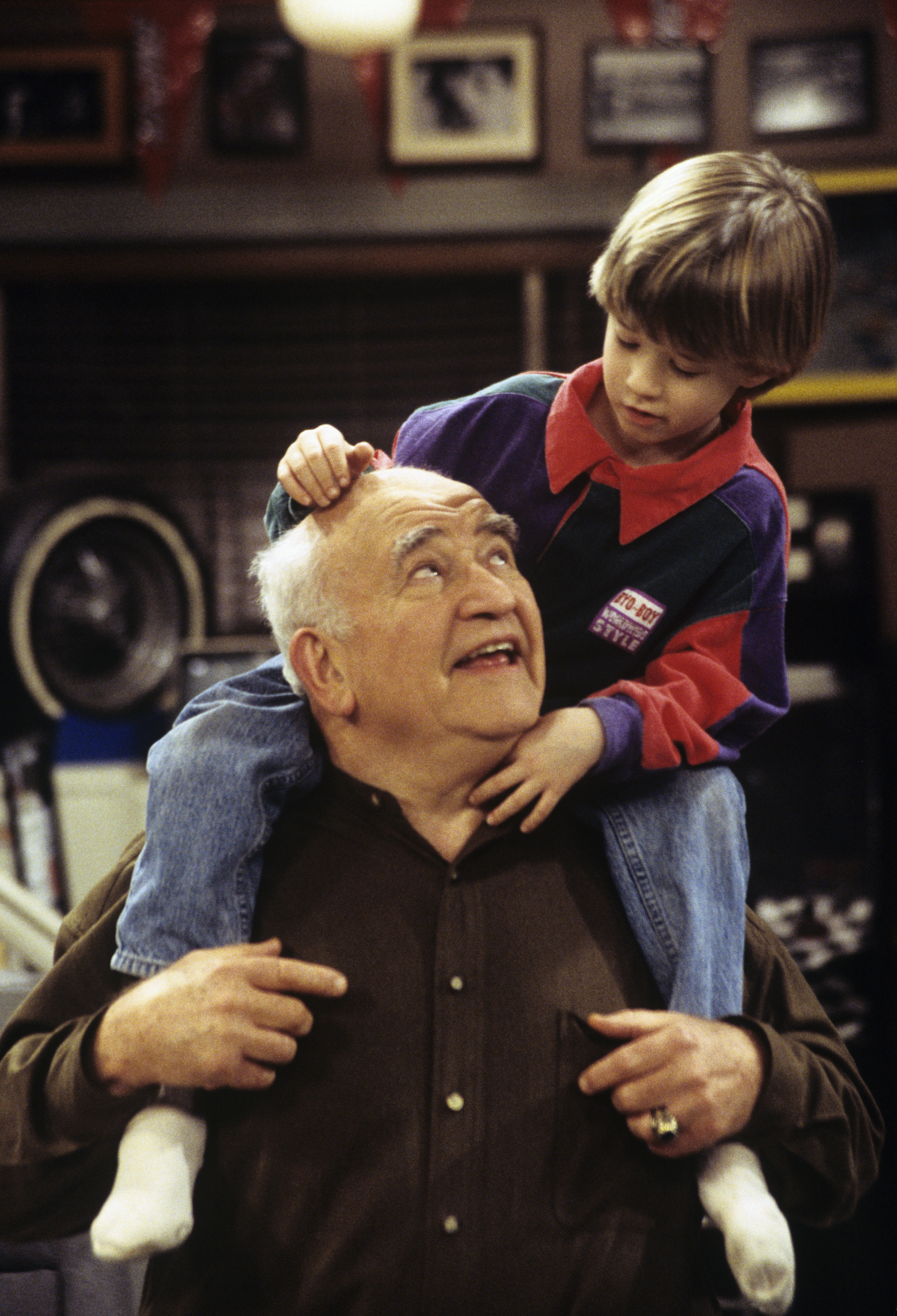 Edward Asner and Haley Osment on the set of "Thunder Alley," 1994 | Source: Getty Images