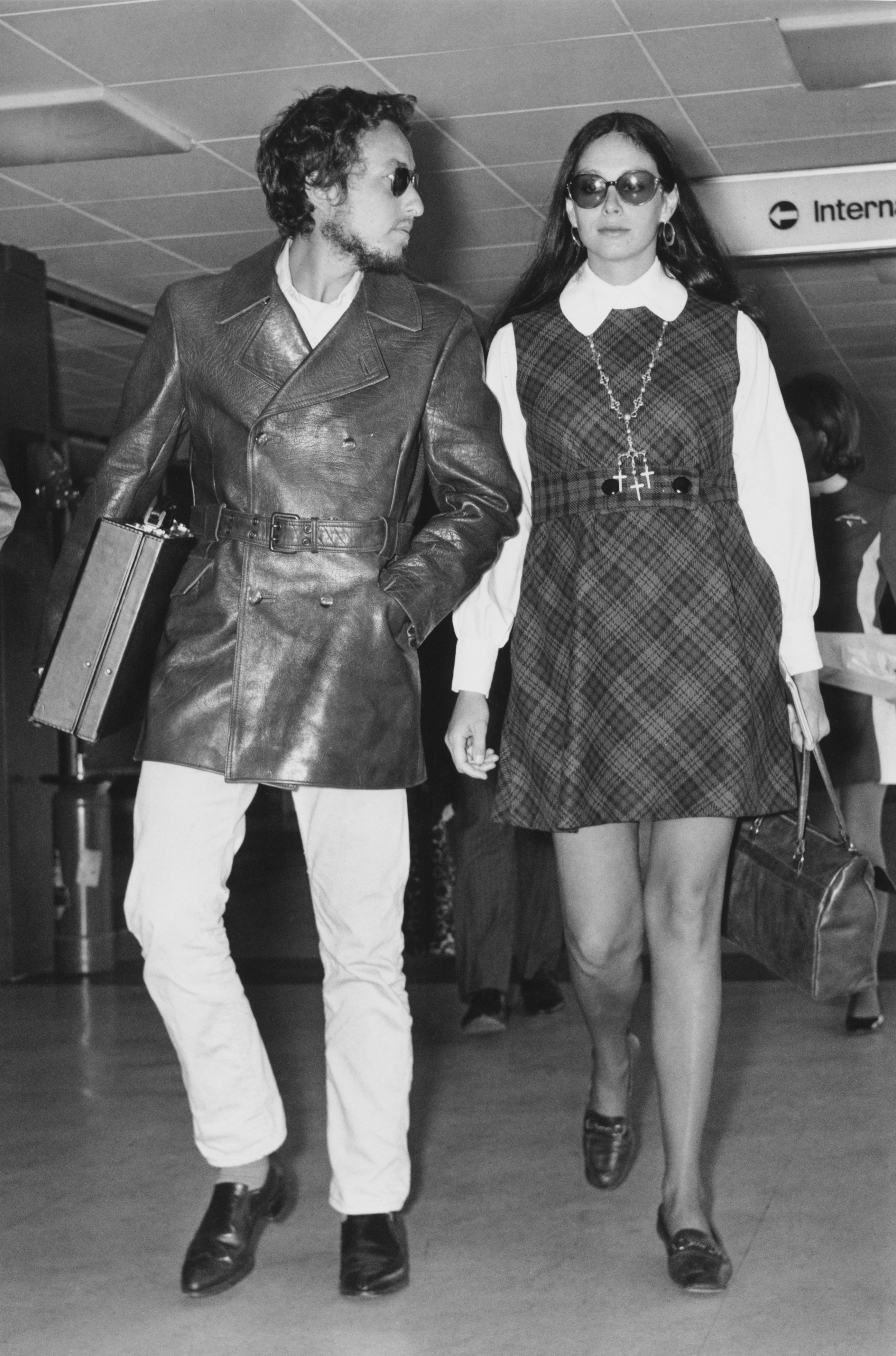 Bob Dylan and Sara Lownds at Heathrow Airport, London, on September 2, 1969 | Source: Getty Images