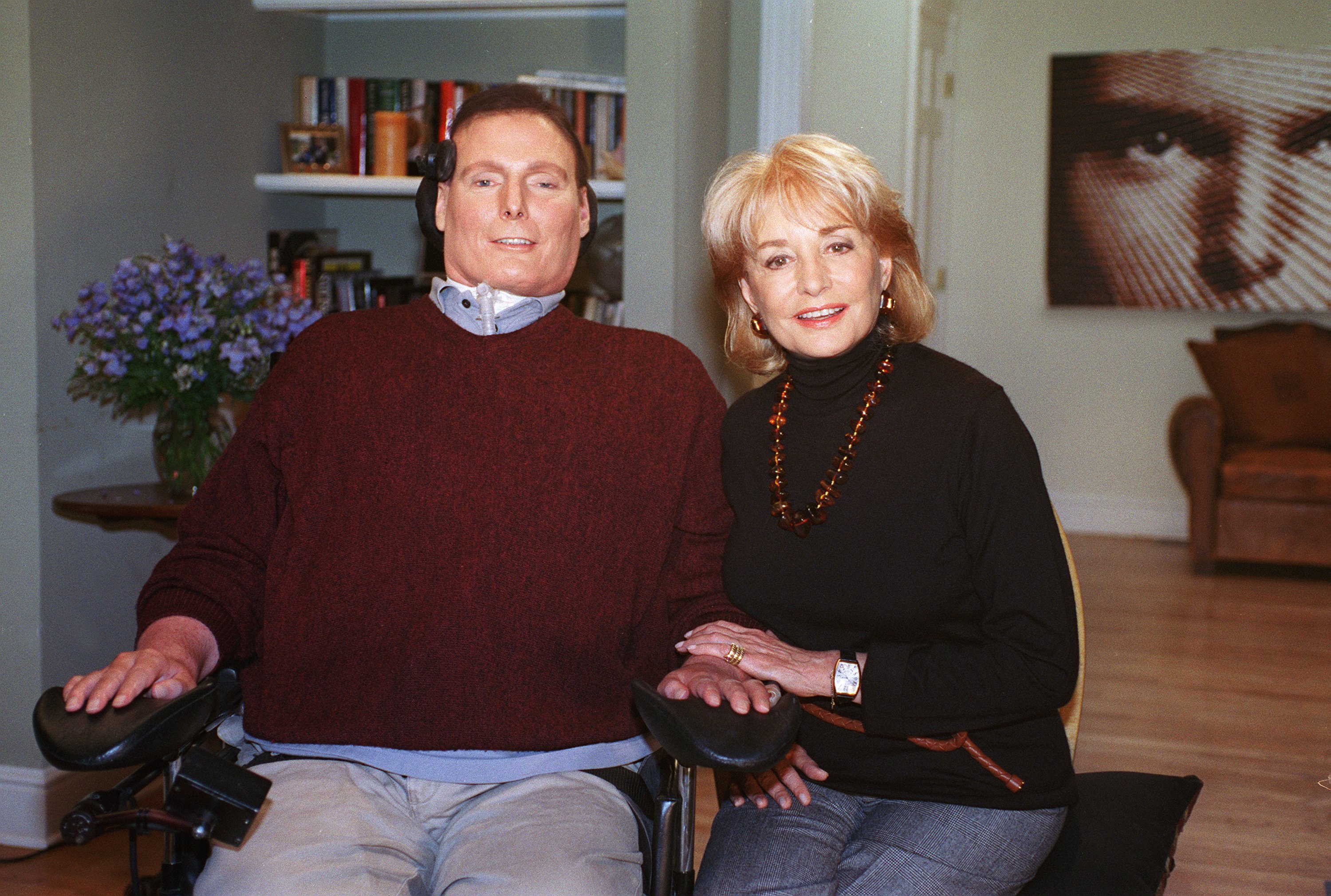 Barbara Walters con Christopher Reeve en su casa en el norte del estado de Nueva York, el 7 de septiembre de 2002. | Foto: Getty Images