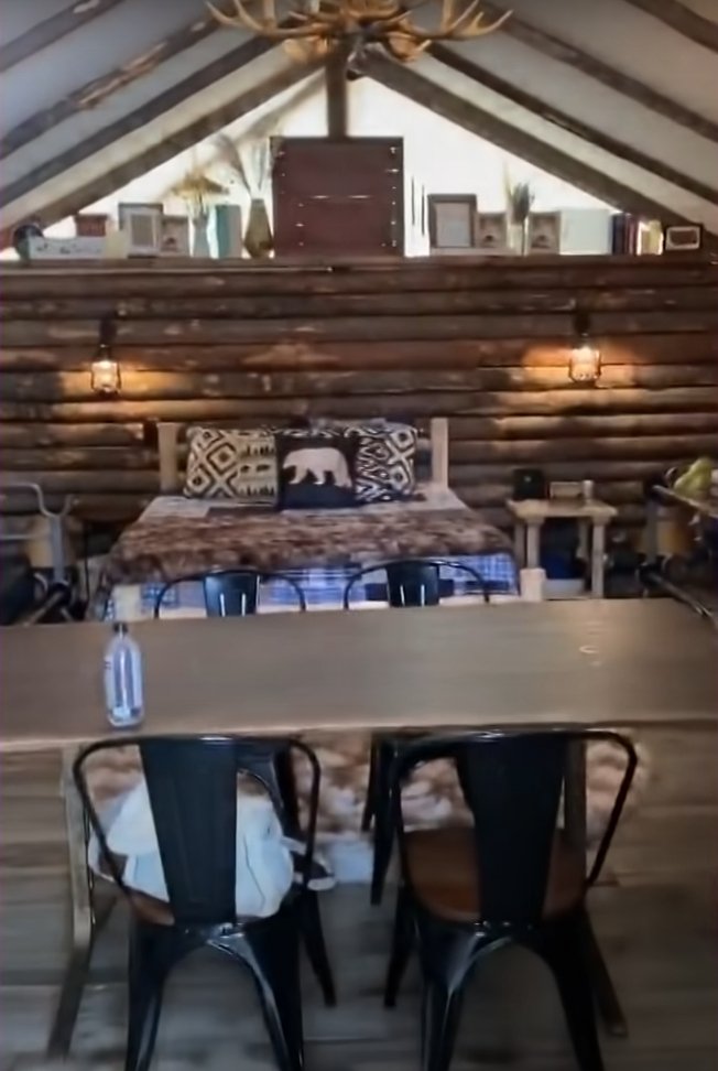 A tour of Kelly Clarkson's Montana ranch as she shows off a room in the cabin| Photo: youtube.com/kellyclarksonshow
