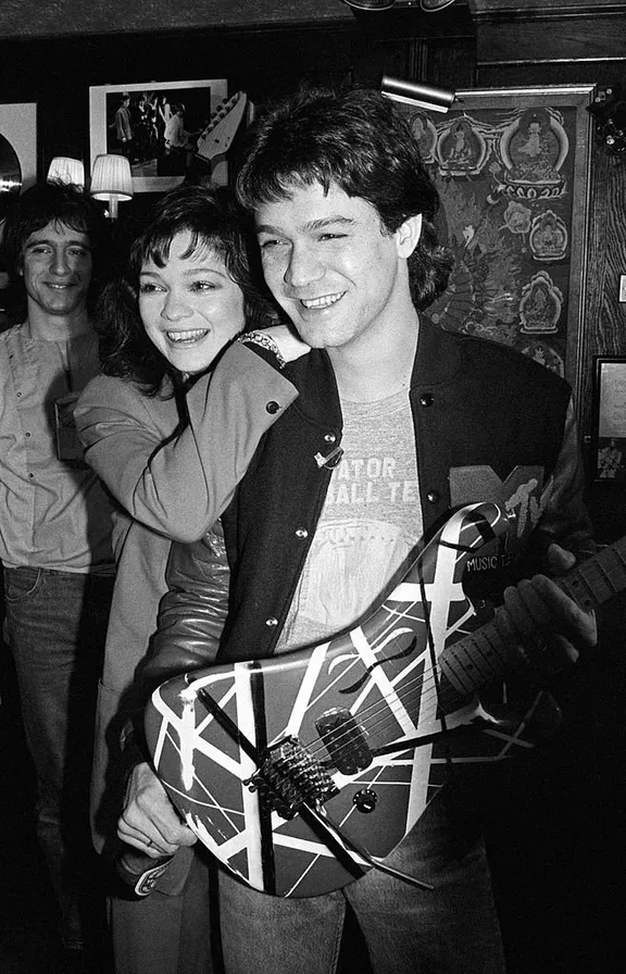 American married couple, actress Valerie Bertinelli and musician Eddie Van Halen at the Hard Rock Café in February 18, 1995. | Source: Getty Images