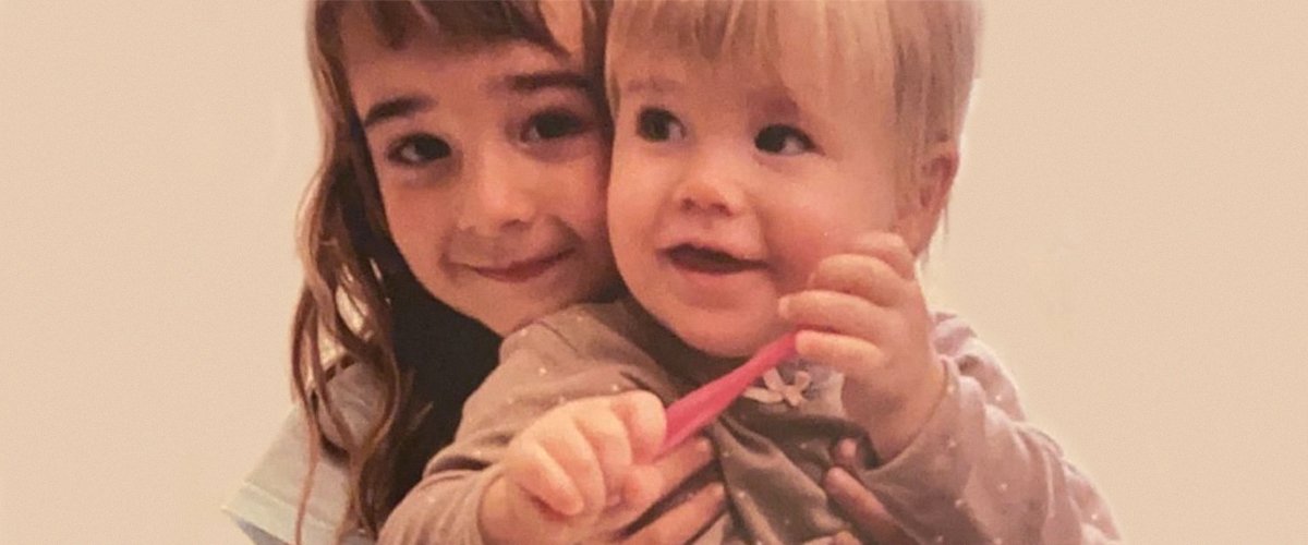 La petite Olivia et sa sœur. | Photo : Twitter/La Vanguardia