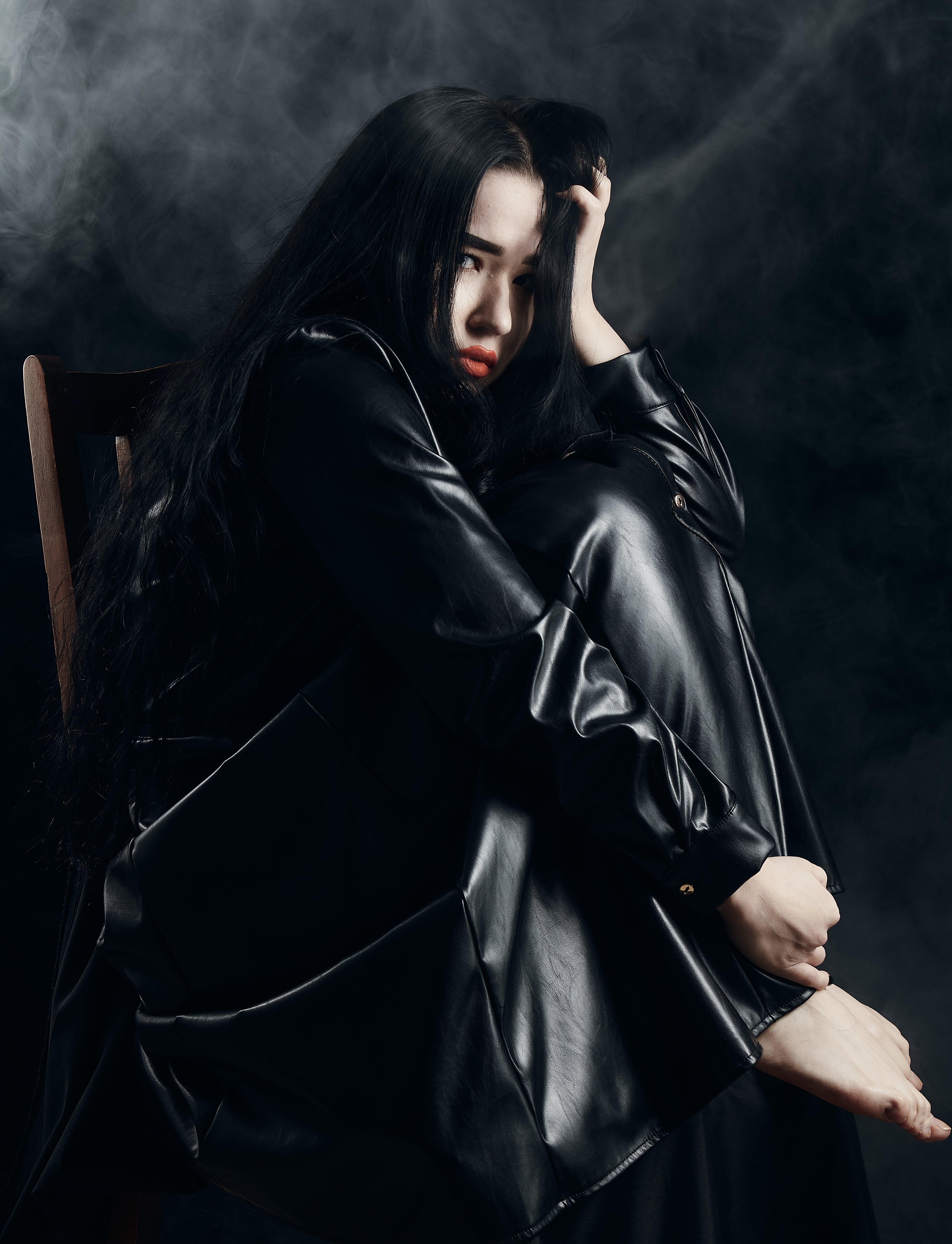 A woman dressed in black. | Source: Pexels