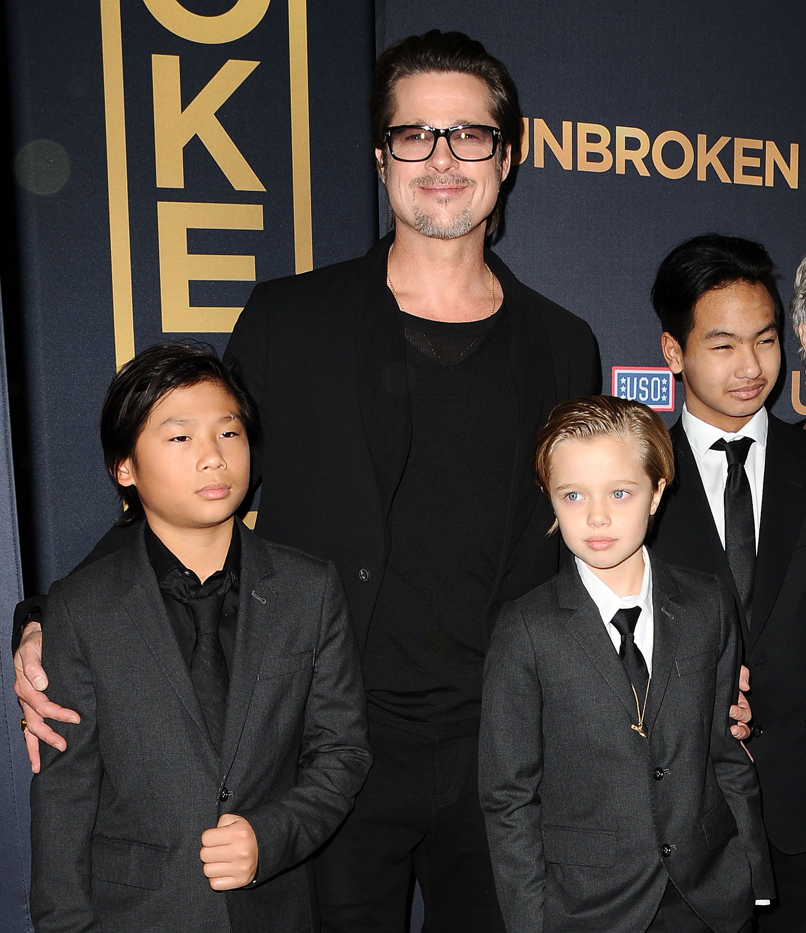 Brad Pitt, Pax Thien Jolie-Pitt, Shiloh Nouvel Jolie-Pitt, et Maddox Jolie-Pitt lors de la première de "Unbroken" au TCL Chinese Theatre IMAX le 15 décembre 2014, à Hollywood, en Californie. | Source : Getty Images