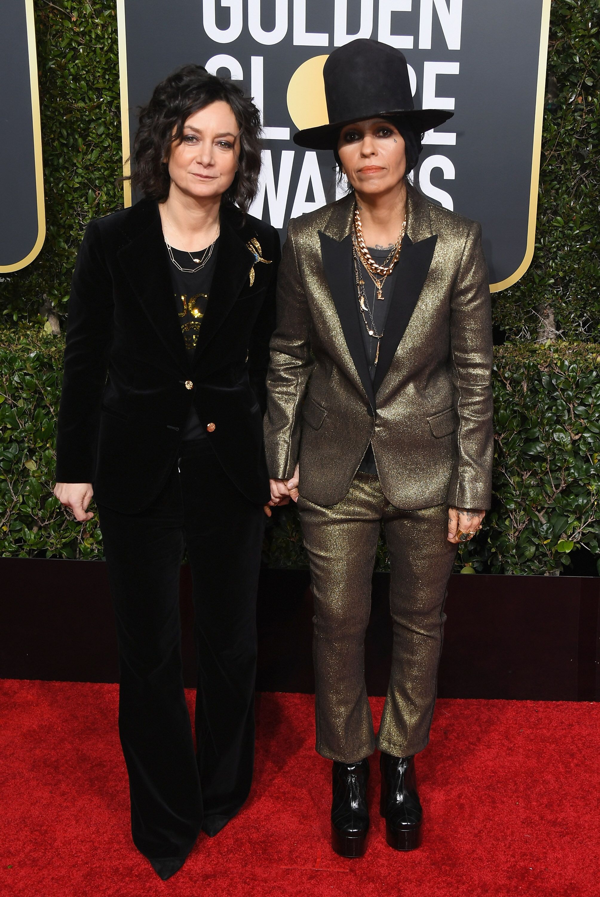 Sara GIlbert and Linda Perry at the Golden Globe Awards. | Source: Getty Images
