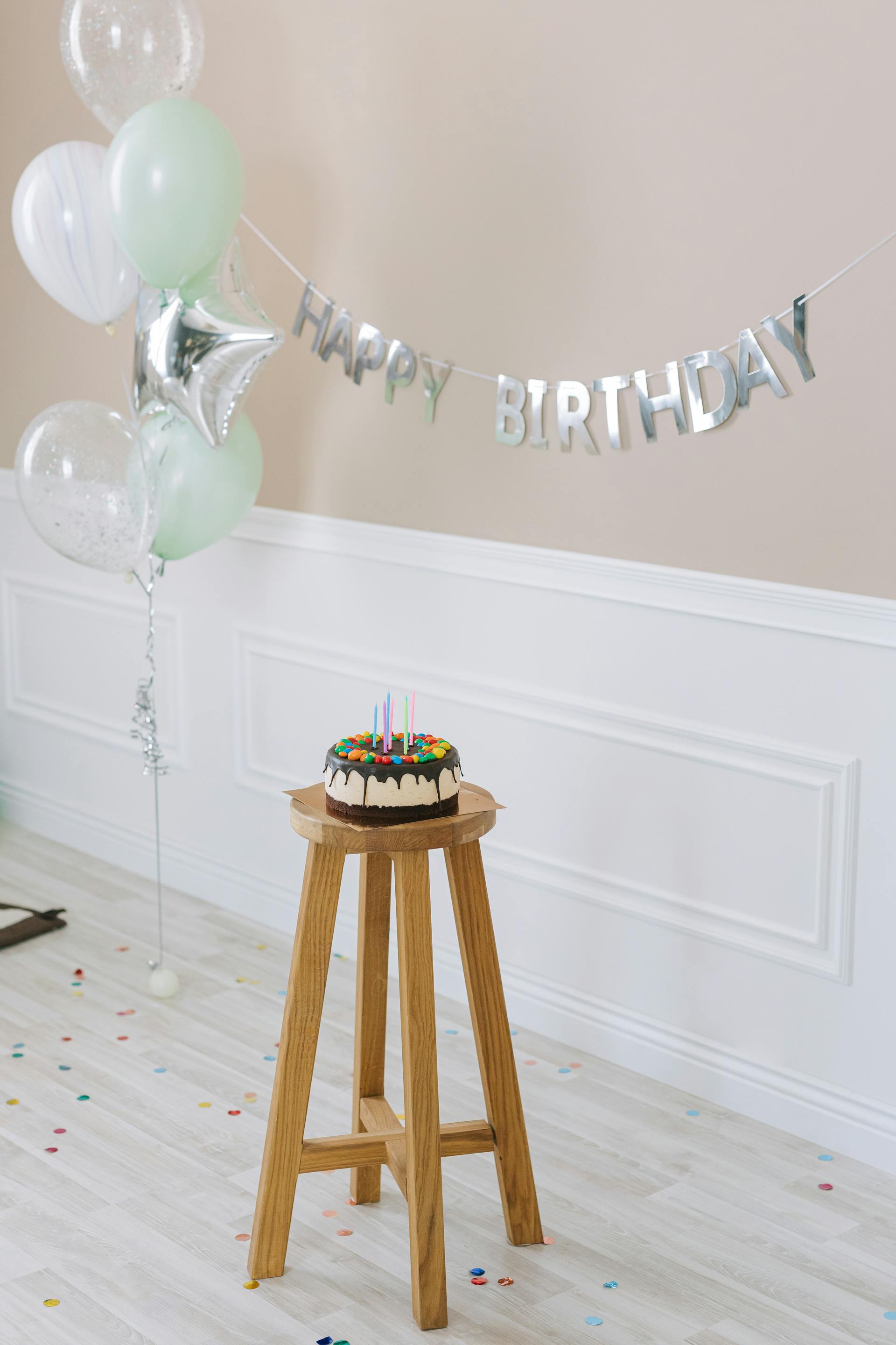 Birthday cake and decorations | Source: Pexels