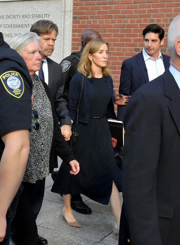 Felicity Huffman and husband William Macy exit John Moakley U.S. Courthouse where Huffman received a 14 day sentence for her role in the college admissions scandal | Photo: Getty Images