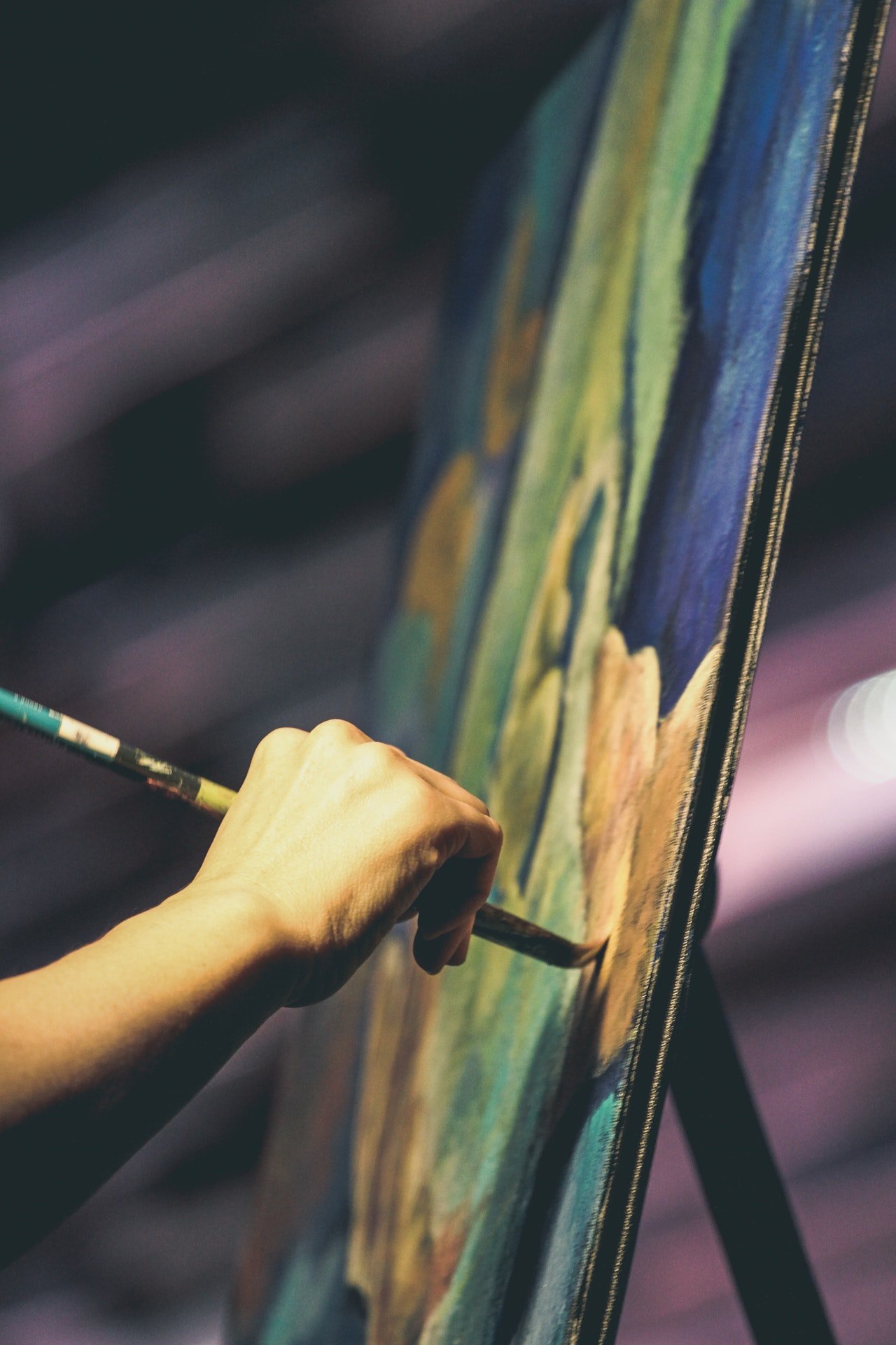 Una persona pintando un cuadro. | Foto: Pexels