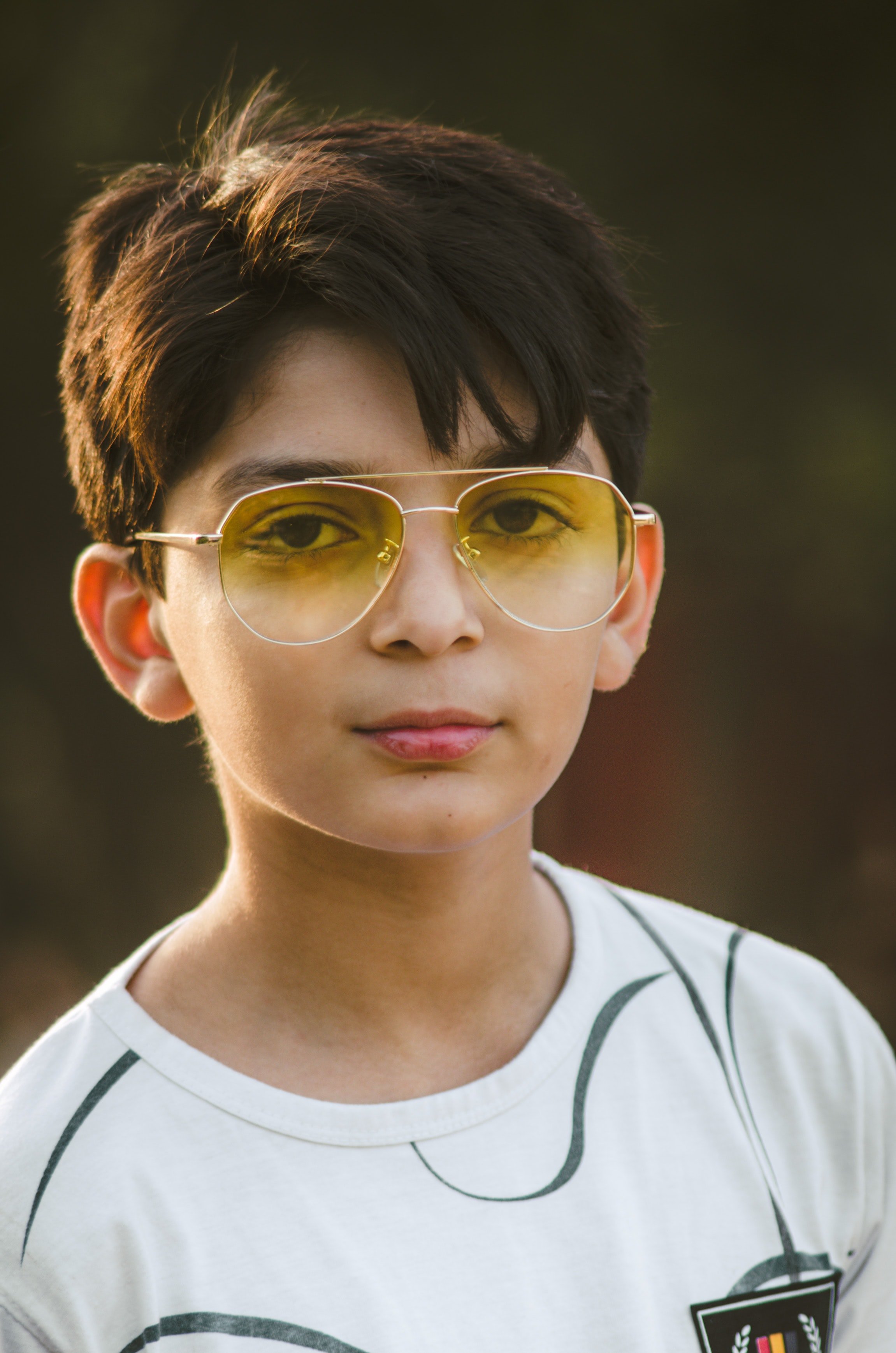 Niño con gafas de aviador. | Foto: Unsplash