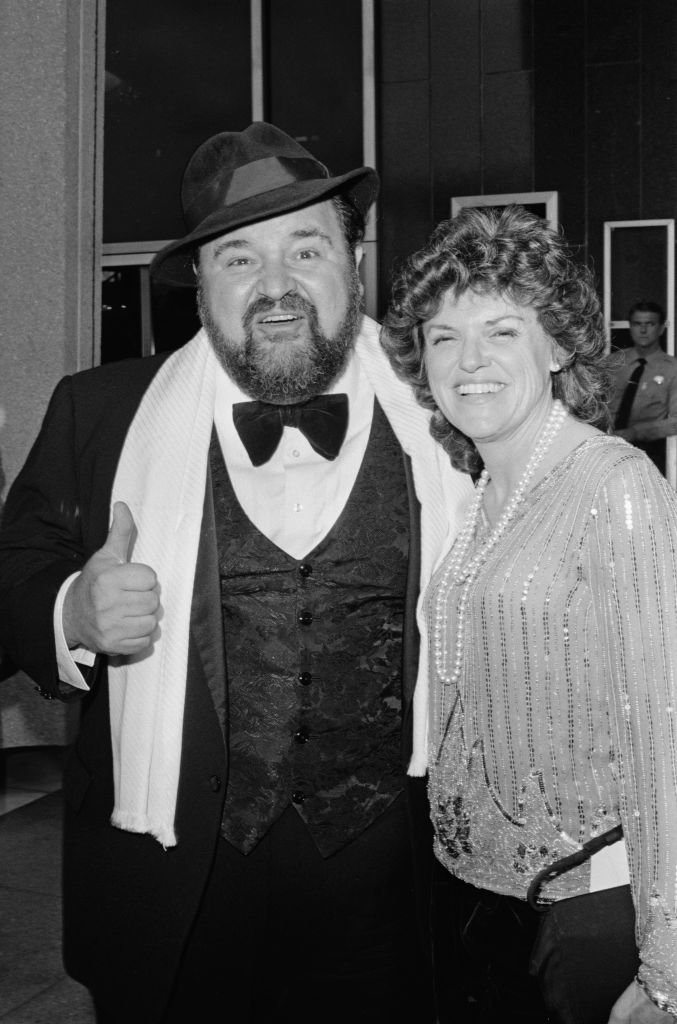 Der amerikanische Schauspieler und Komiker Dom DeLuise mit seiner Frau, der Schauspielerin Carol Arthur, bei den 57. Oscar-Verleihungen im Dorothy Chandler Pavilion in Los Angeles am 25. März 1985. (Foto: Archiv Ron Wolfson / Michael Ochs) I Quelle: Getty Images