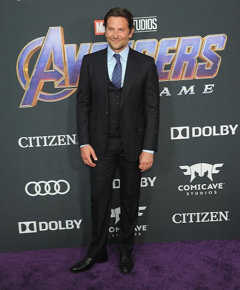 Bradley Cooper arrive pour la première mondiale de Walt Disney Studios Motion | Photo: Getty Images