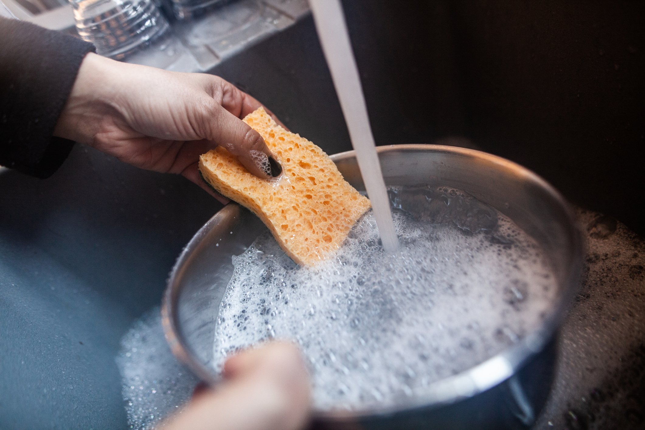 Une personne en train de faire une vaisselle. | Photo : Getty Images