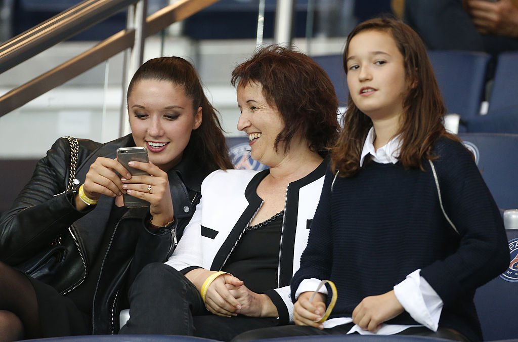 Anne Roumanoff et ses filles Alice Vaillant et Marie Vaillant assistent au match de Ligue 1 français entre le Paris Saint-Germain FC. | Photo : Getty Images Anne Roumanoff et ses filles Alice Vaillant et Marie Vaillant assistent au match de Ligue 1 français entre le Paris Saint-Germain FC. | Photo : Getty Images