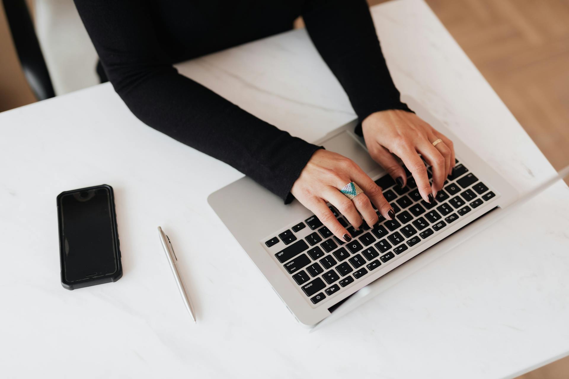 A woman using her laptop | Source: Pexels