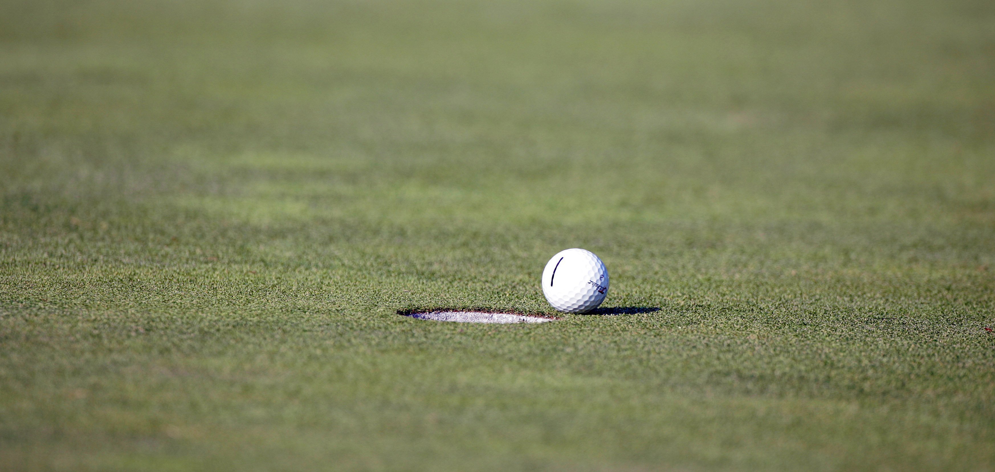 A golf ball falls short of it's target during final round of the 2005 Bell Canadian Open, September 11,2005| Photo: Getty Images