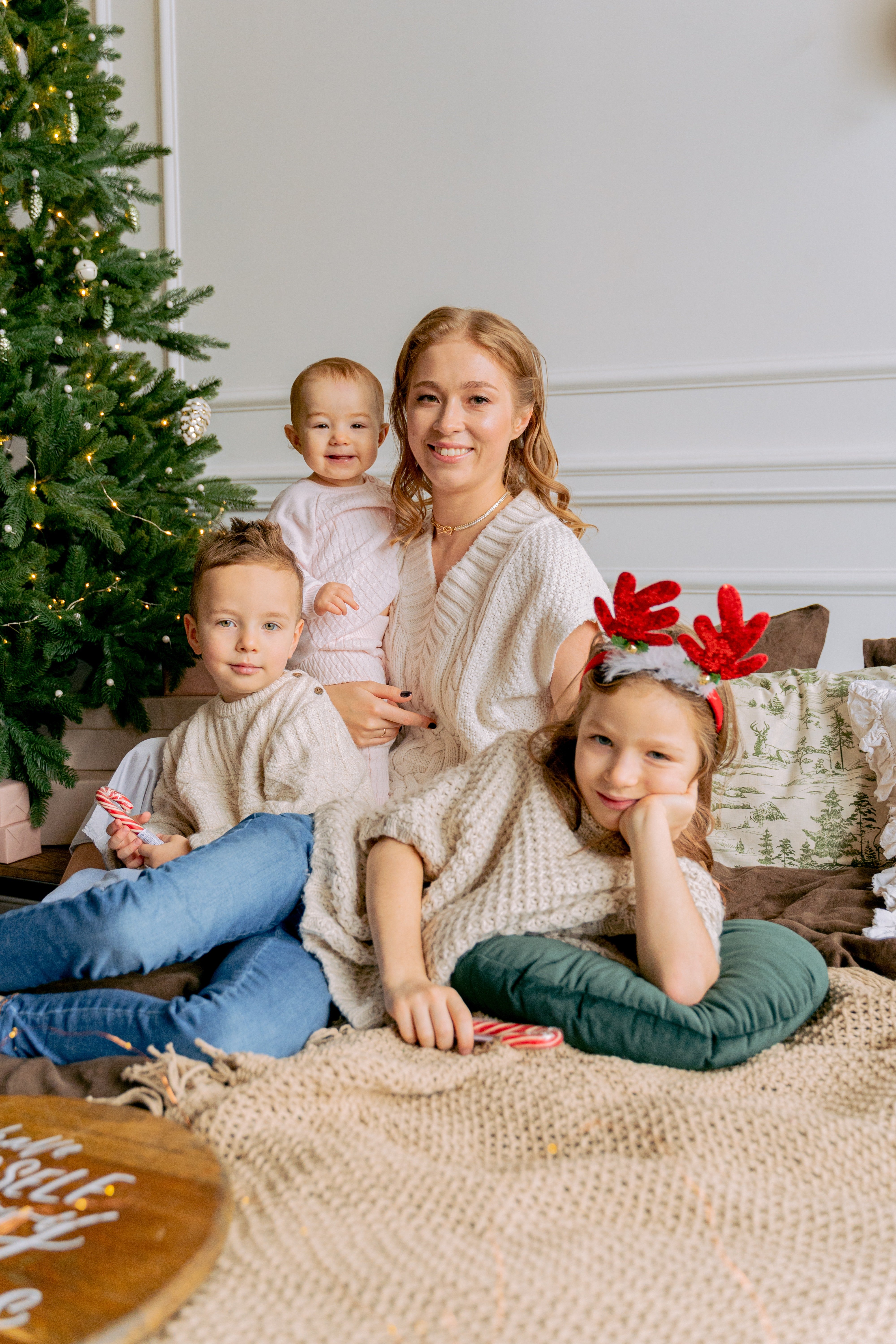 Una madre con tres niños. | Foto: Pexels