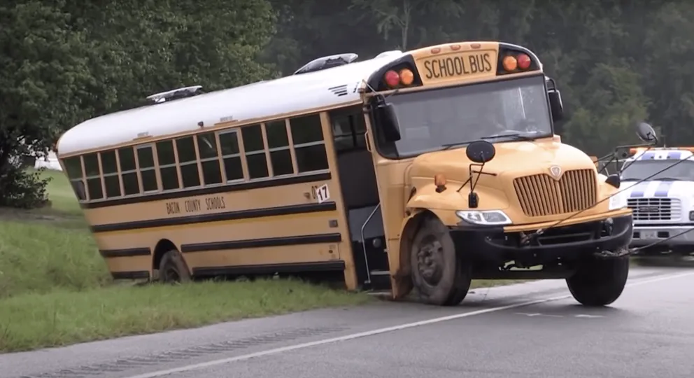 Le bus scolaire que le camion de location a percuté. | Source : YouTube