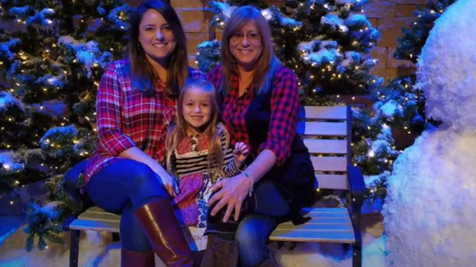 Anna Taylor taking a christmas themed photo with her family | Photo: Youtube/wfaa