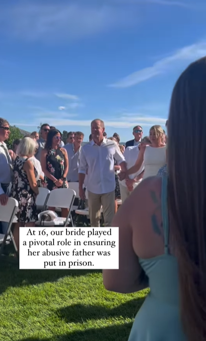 Ivy Jacobsen an ihrem Hochzeitstag, begleitet von einem der 15 Männer, die sie zum Altar führten, Foto vom 21. Juli 2023 | Quelle: Instagram/srofficerivy