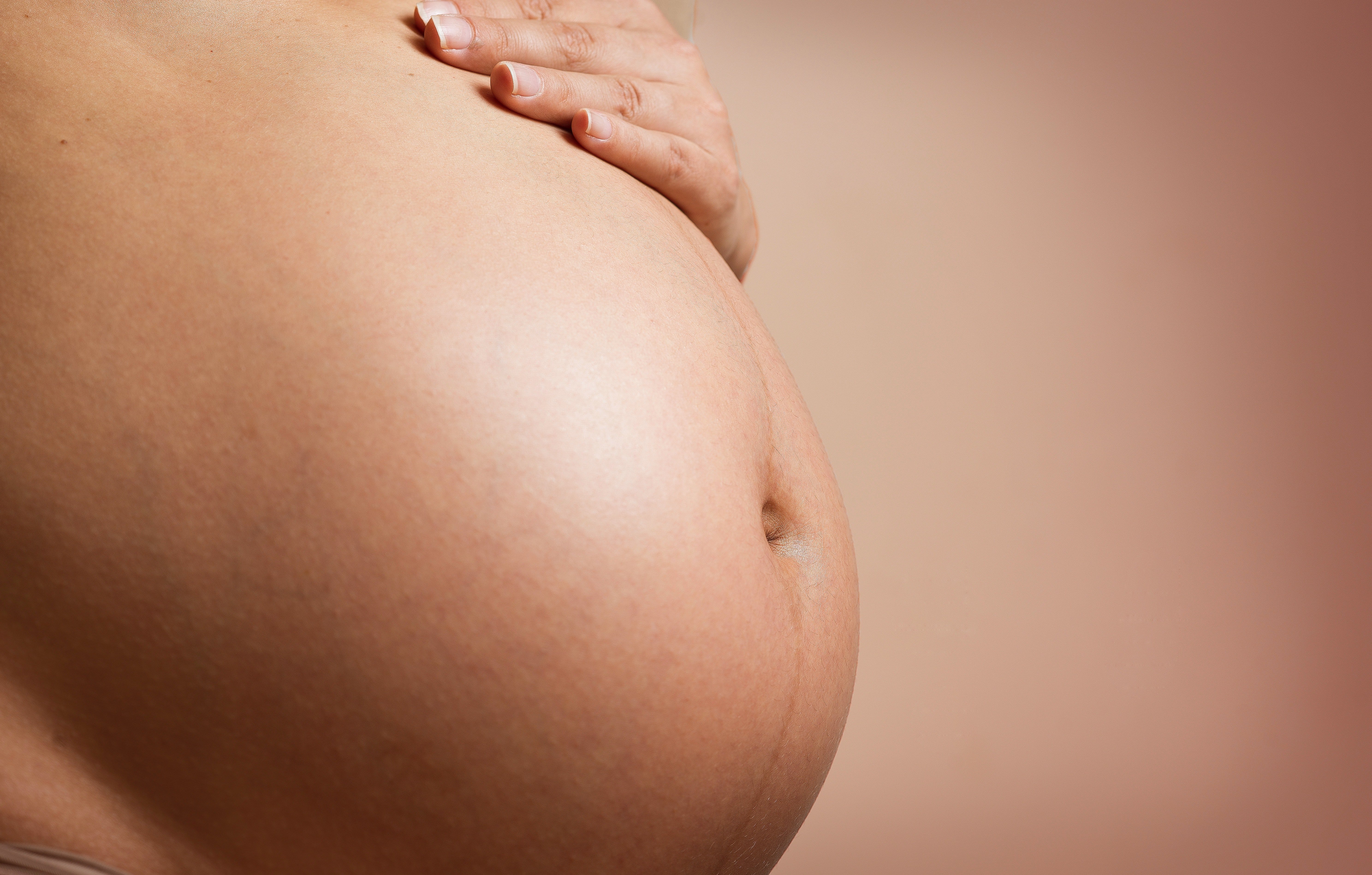 Closeup image of a pregnant woman. | Source: Pexels