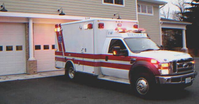 An ambulance in front of a house | Source: Shutterstock
