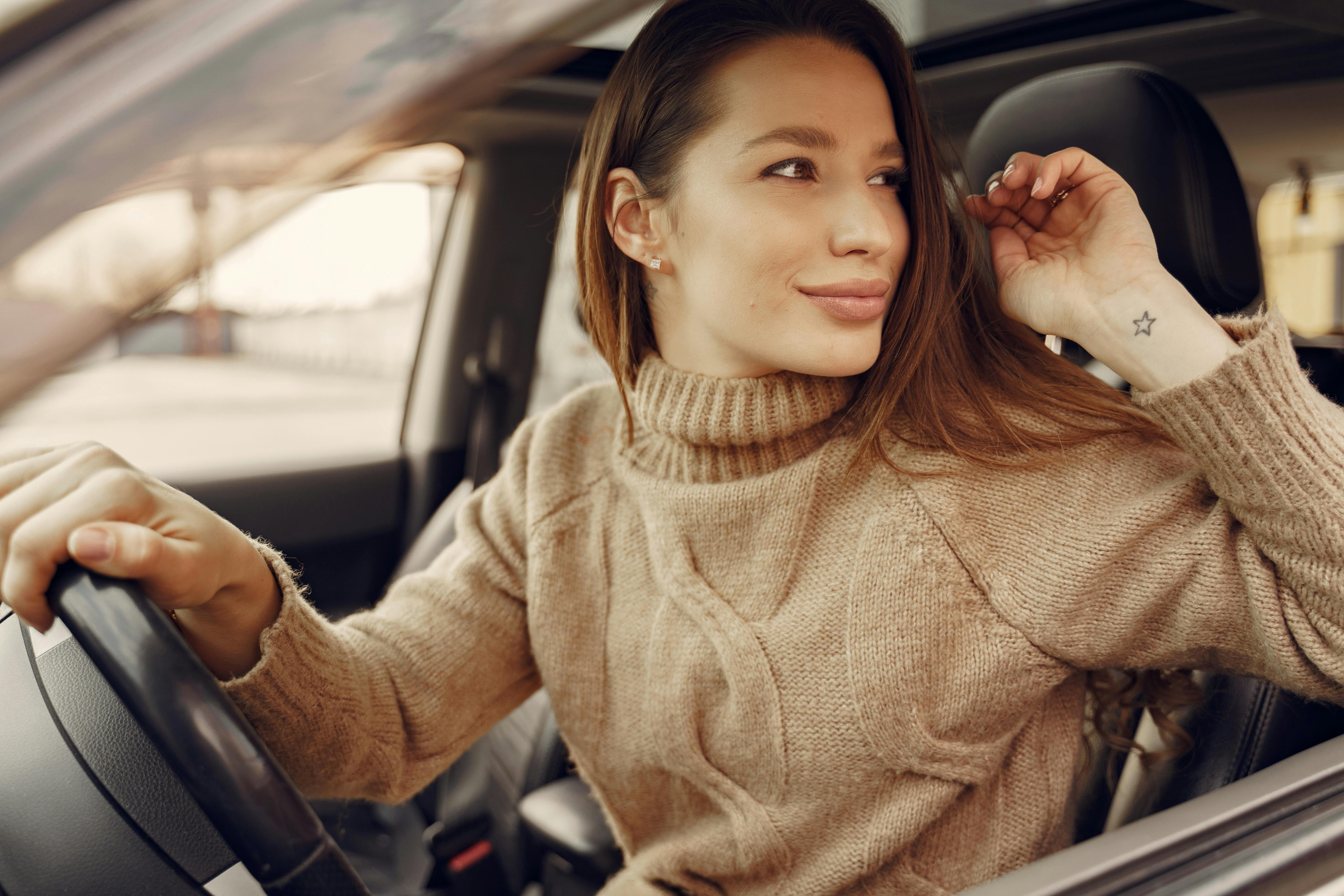 A woman parking her car | Source: Pexels