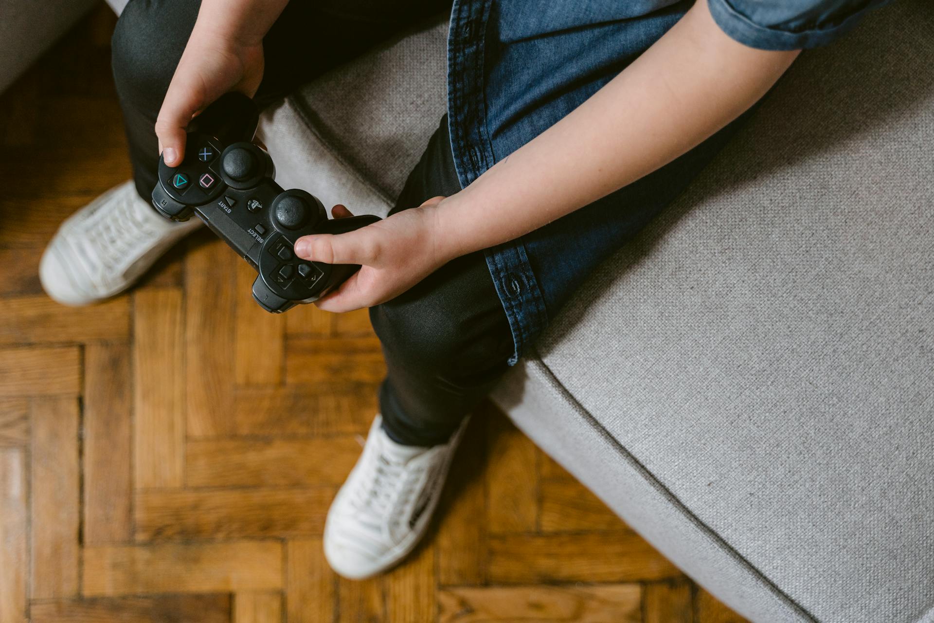 A person holding a game console | Source: Pexels