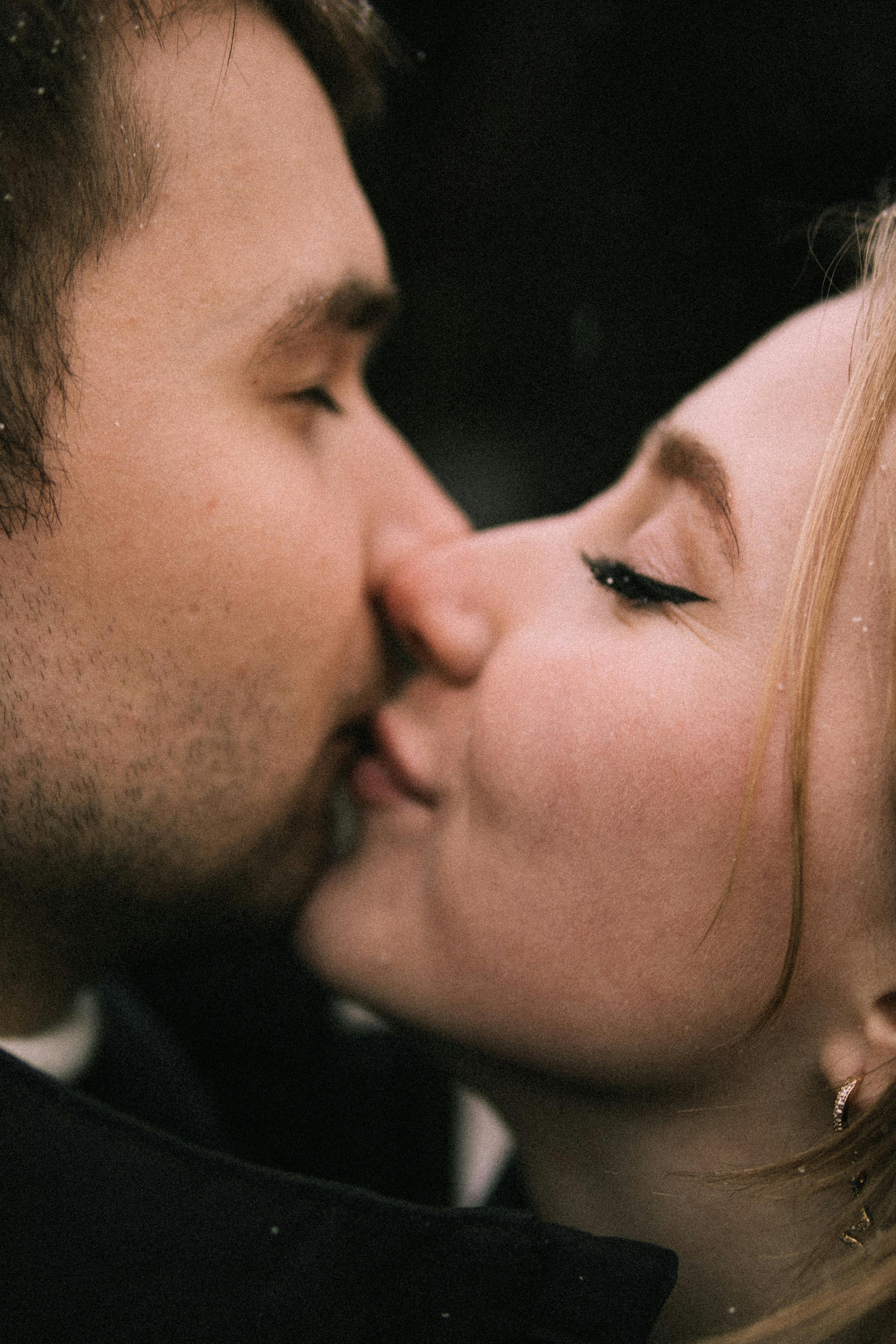 A woman kissing her partner on the cheek | Source: Pexels