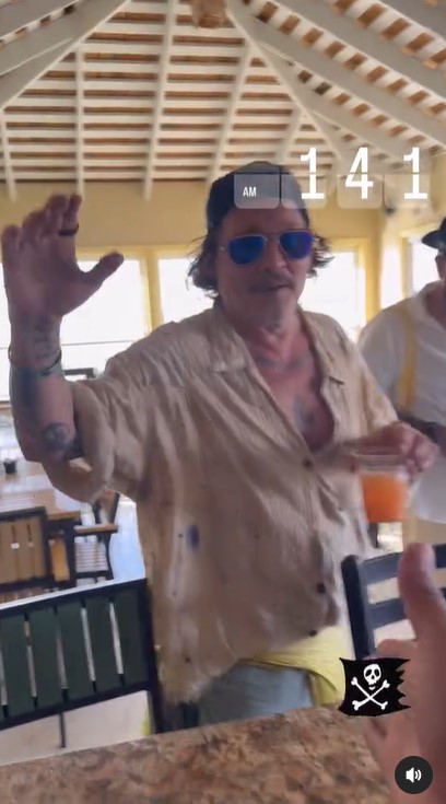 Johnny Depp at Lorraines Cafe & High Tide in Exuma, Bahamas, on August 30, 3034 | Source: Instagram/killerbartender