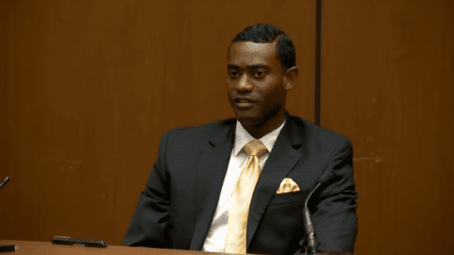 Michael Williams, Michael Jackson's assistant, during Dr. Conrad Murray's trial | Photo: YouTube/CNN