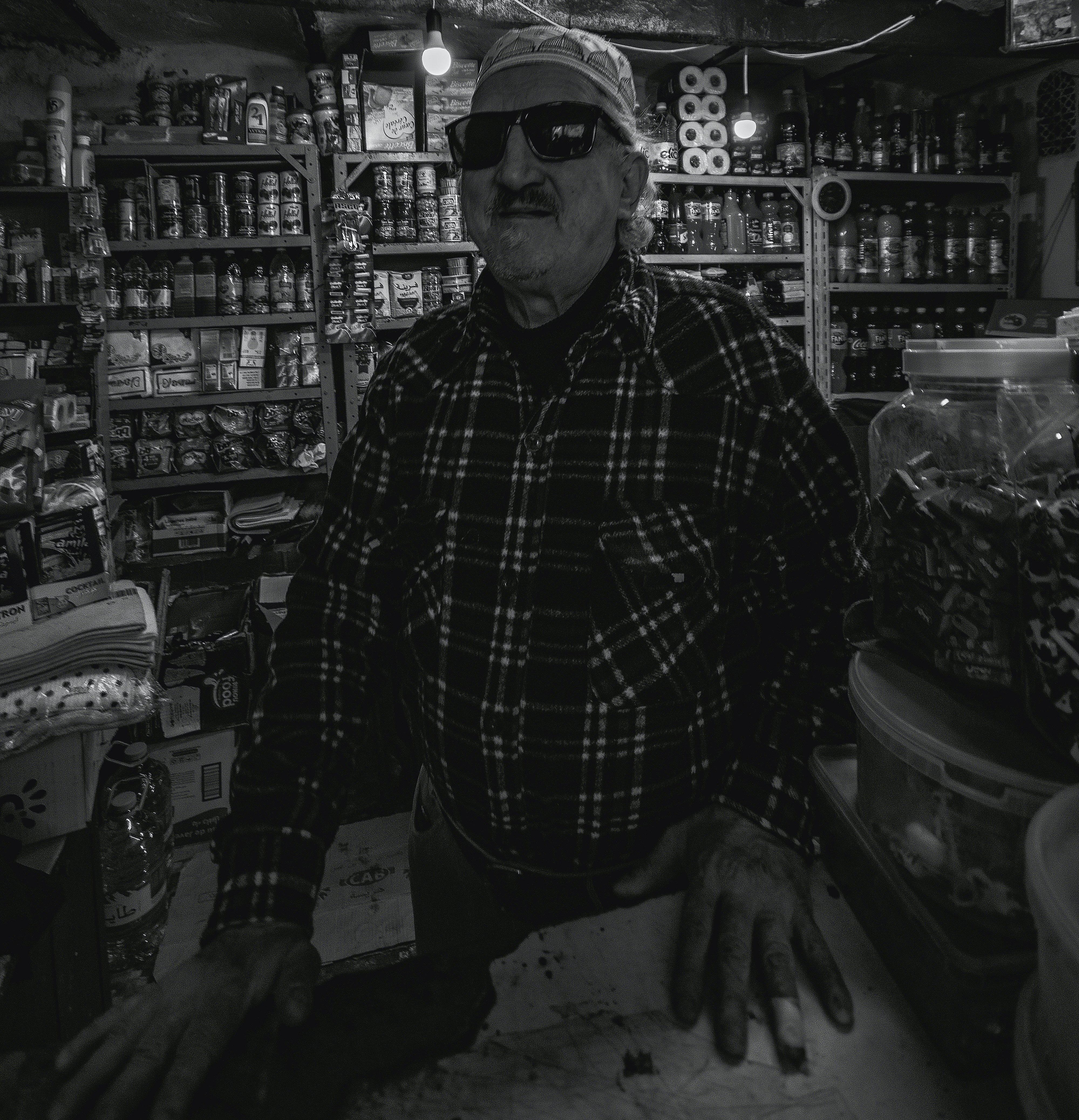 Hombre mayor con lentes oscuros. | Foto: Unsplash