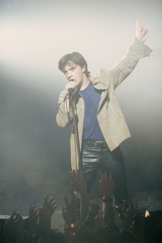 Le chanteur du groupe de rock français "Indochine" Nicolas Sirkis en concert à l'Olympia. | Photo : Getty Images.