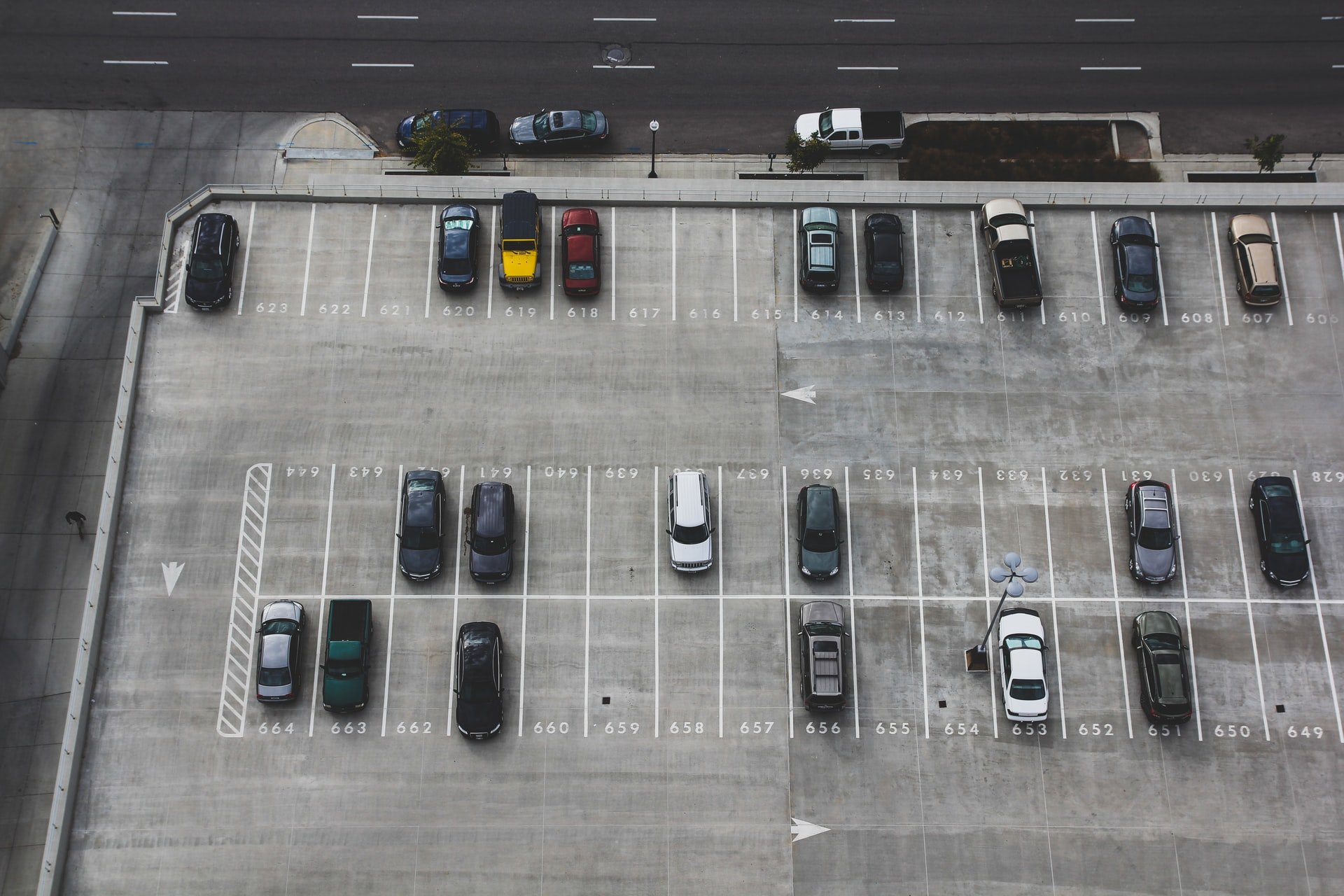 She couldn't find her car in the parking lot | Source: Unsplash