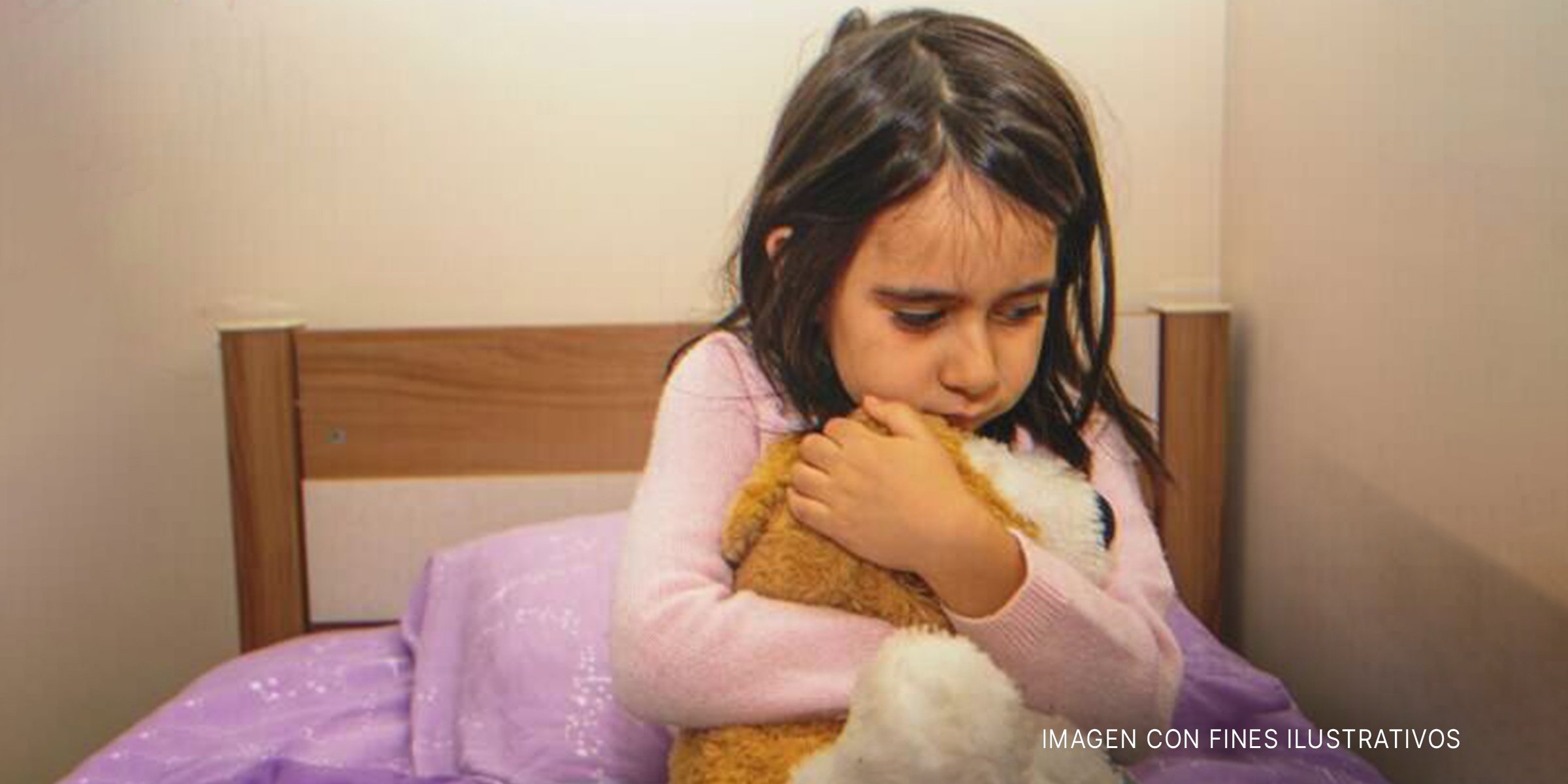 Niña abraza a su peluche | Foto: Shutterstock 