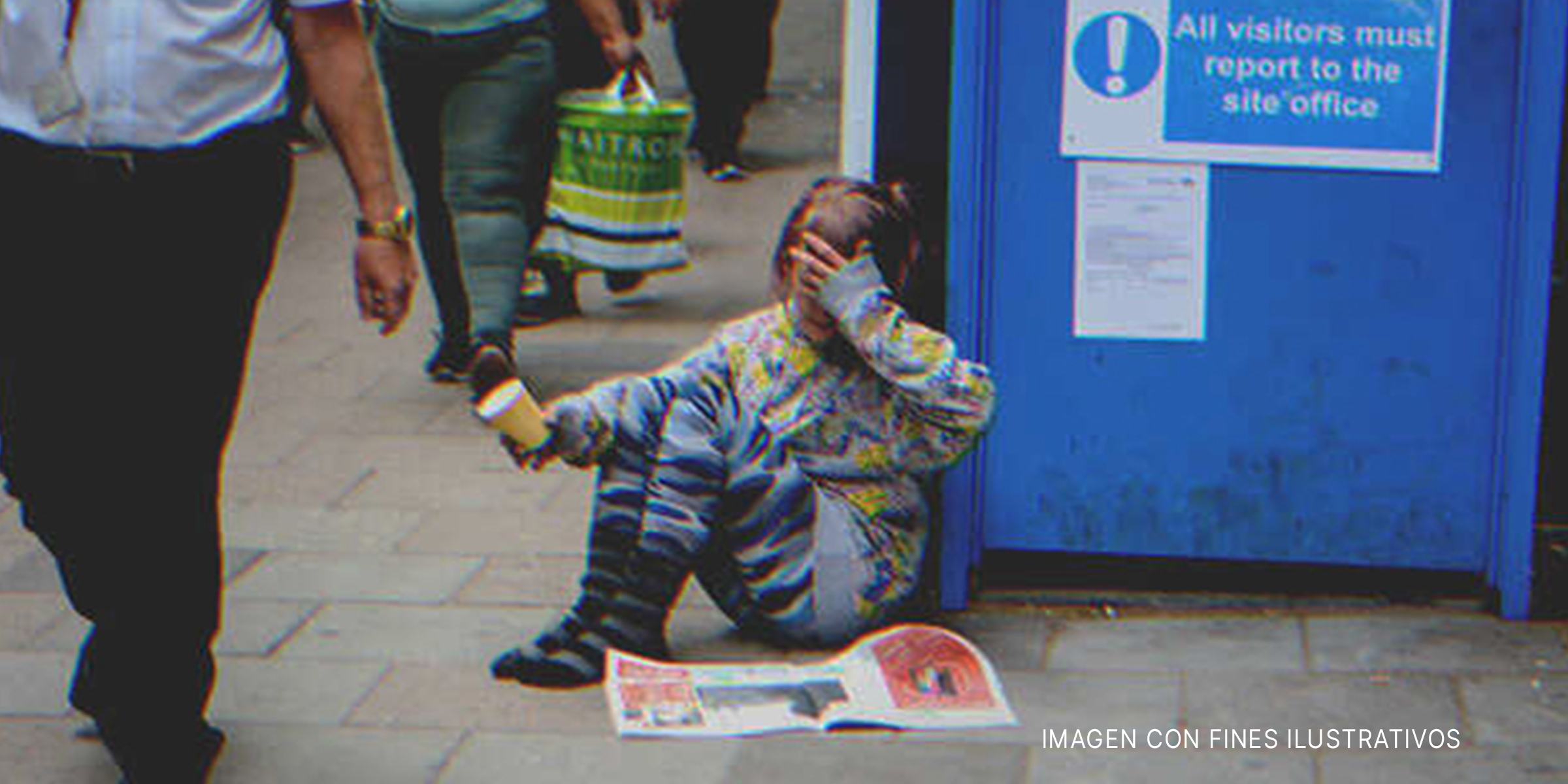 Chica se cubre el rostro y mendiga en la calle. | Foto: Shutterstock