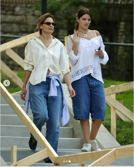 A photo of Katie Holmes helping her daughter Suri Cruise settle in at Carnegie Melon University posted on August 21, 2024 | Source: Instagram/pagesix