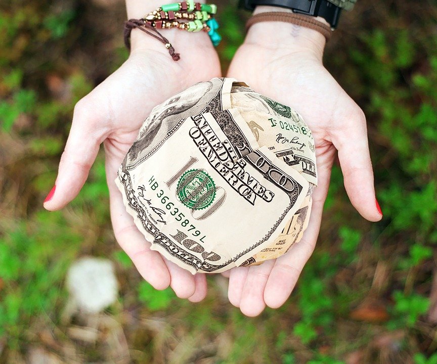Puñado de billetes. | Imagen: Pixabay