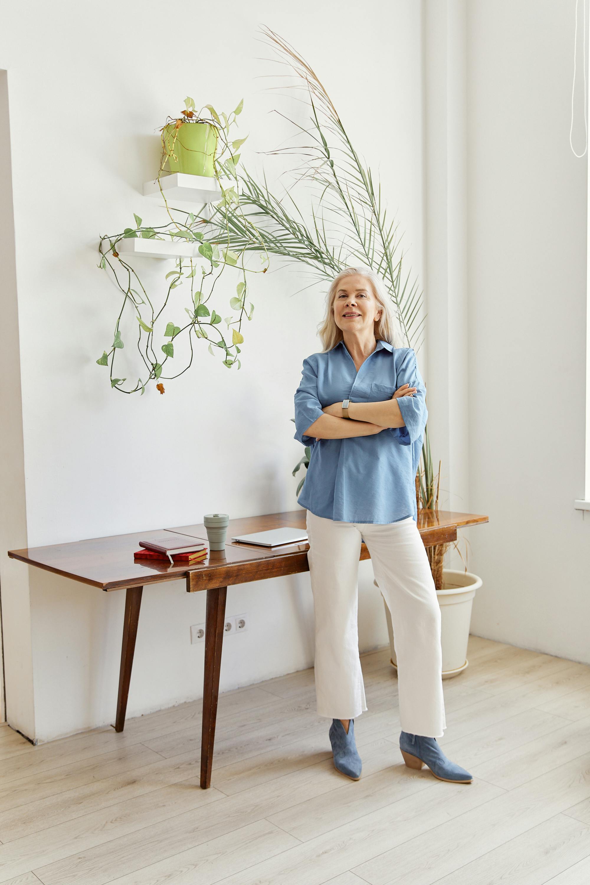 White pants can add a fresh and polished touch to everyday outfits. | Source: Pexels